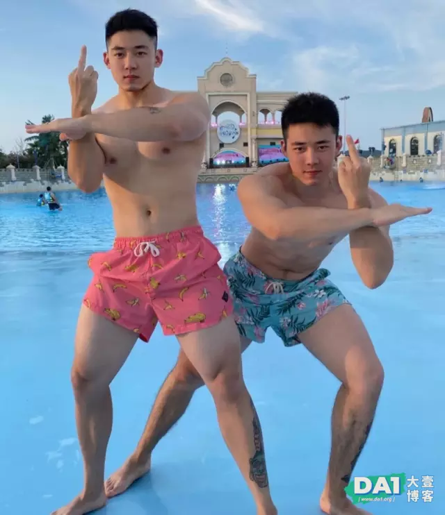 身材壮硕的双胞胎兄弟,你要选哪个做男朋友? 身材壮硕的双胞胎兄弟,你要选哪个做男朋友?