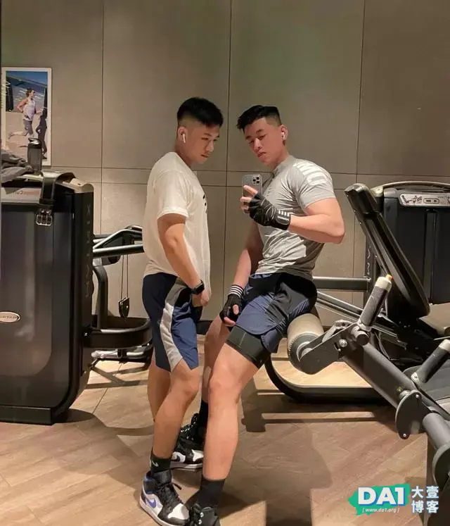 俩个一起健身的高颜值肌肉男在一起的画面太甜了 俩个一起健身的高颜值肌肉男在一起的画面太甜了