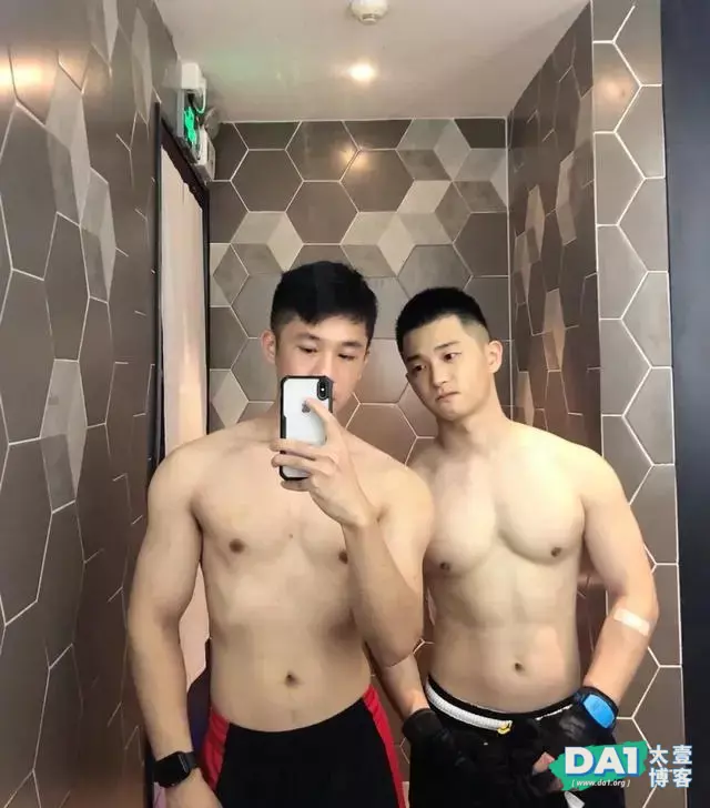 俩个一起健身的高颜值肌肉男在一起的画面太甜了 俩个一起健身的高颜值肌肉男在一起的画面太甜了