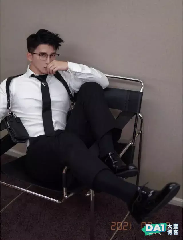 禁欲系白衬衫肌肉帅哥,很上头哦 禁欲系白衬衫肌肉帅哥,很上头哦