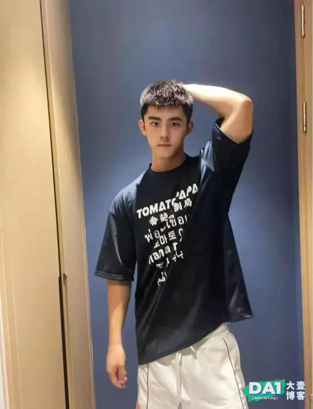 穿衣显瘦,脱衣有肉的肌肉帅哥这颜值身材我可以 穿衣显瘦,脱衣有肉的肌肉帅哥这颜值身材我可以