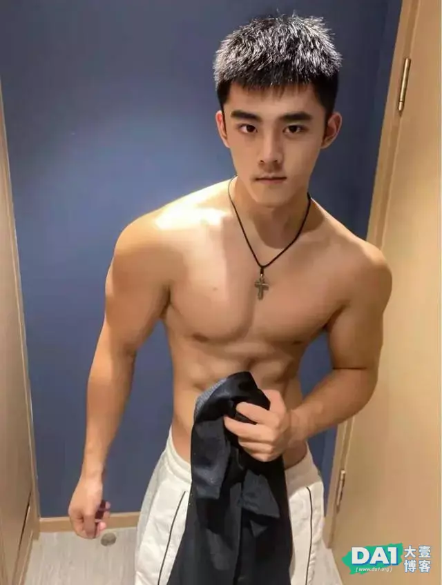 穿衣显瘦,脱衣有肉的肌肉帅哥这颜值身材我可以 穿衣显瘦,脱衣有肉的肌肉帅哥这颜值身材我可以
