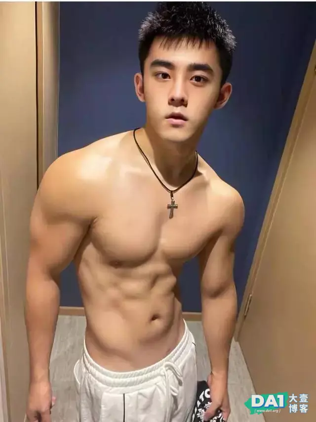 穿衣显瘦,脱衣有肉的肌肉帅哥这颜值身材我可以 穿衣显瘦,脱衣有肉的肌肉帅哥这颜值身材我可以