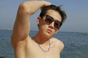 海边的白背心鲜肉帅哥，这腹肌有点养眼哦-大壹博客