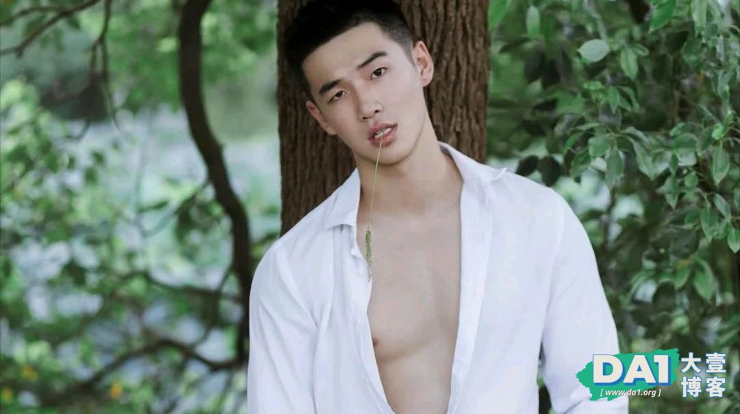 乡间白衣肌肉少年，这身材有点上头哦-大壹博客