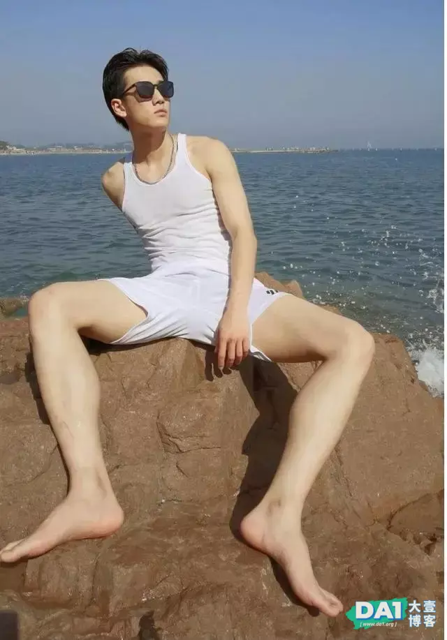 海边的白背心鲜肉帅哥,这腹肌有点养眼哦 海边的白背心鲜肉帅哥,这腹肌有点养眼哦