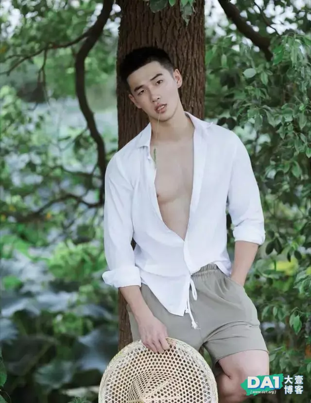 乡间白衣肌肉少年,这身材有点上头哦 乡间白衣肌肉少年,这身材有点上头哦