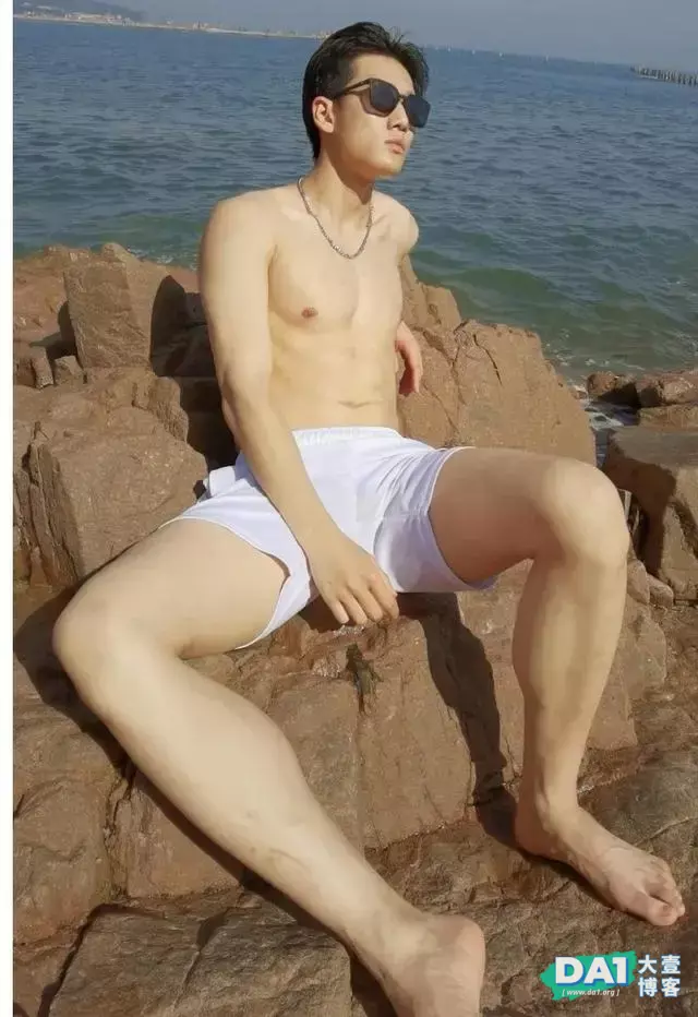 海边的白背心鲜肉帅哥,这腹肌有点养眼哦 海边的白背心鲜肉帅哥,这腹肌有点养眼哦
