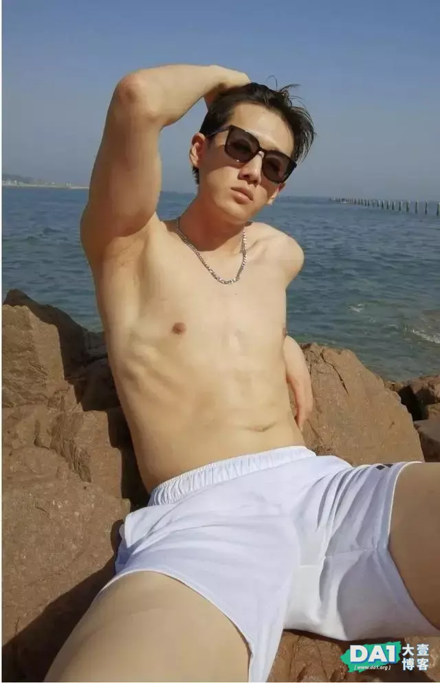 海边的白背心鲜肉帅哥,这腹肌有点养眼哦 海边的白背心鲜肉帅哥,这腹肌有点养眼哦