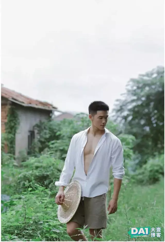 乡间白衣肌肉少年,这身材有点上头哦 乡间白衣肌肉少年,这身材有点上头哦