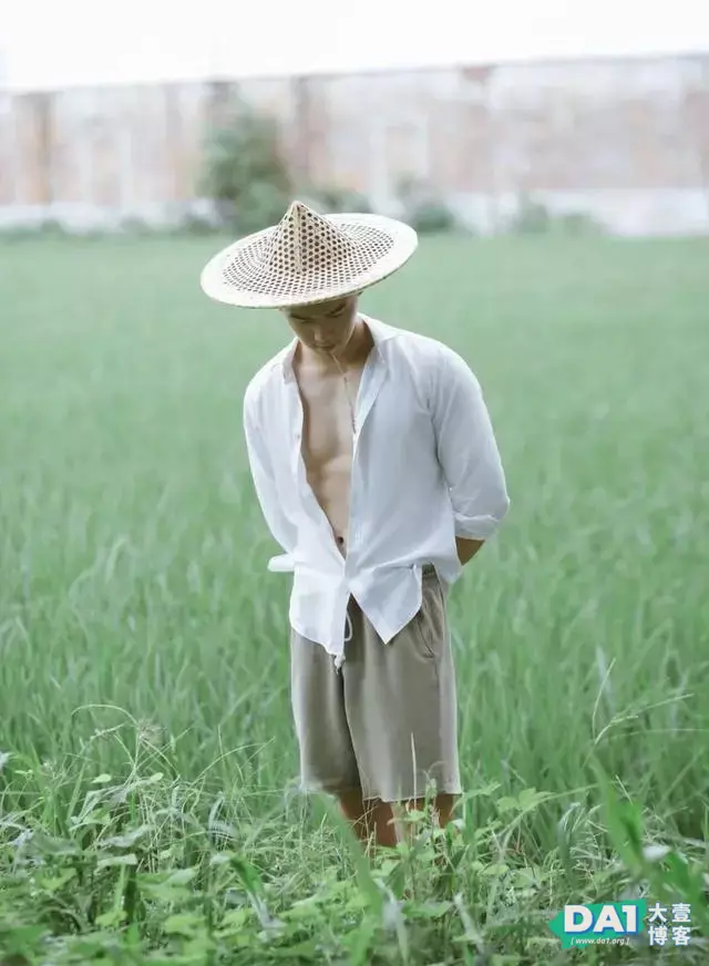 乡间白衣肌肉少年,这身材有点上头哦 乡间白衣肌肉少年,这身材有点上头哦