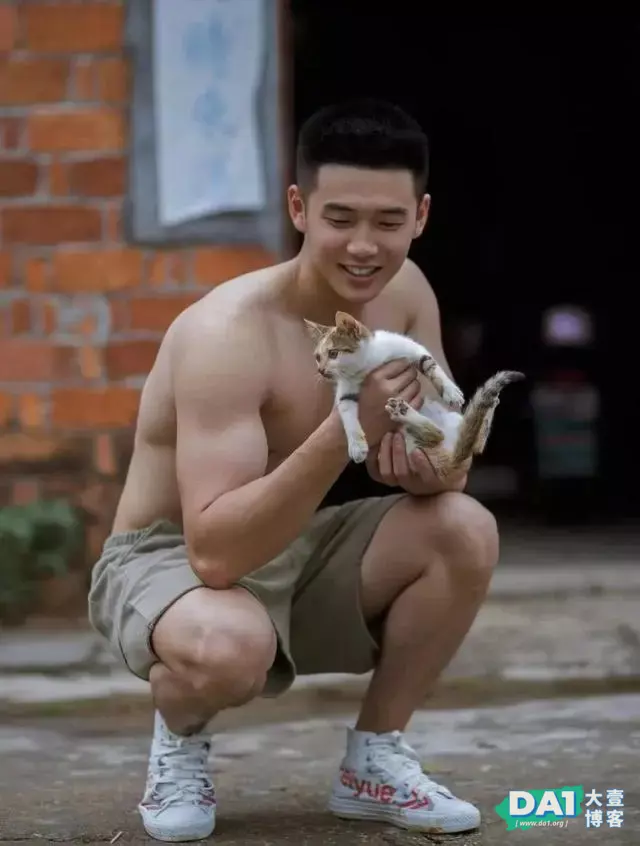 乡间白衣肌肉少年,这身材有点上头哦 乡间白衣肌肉少年,这身材有点上头哦