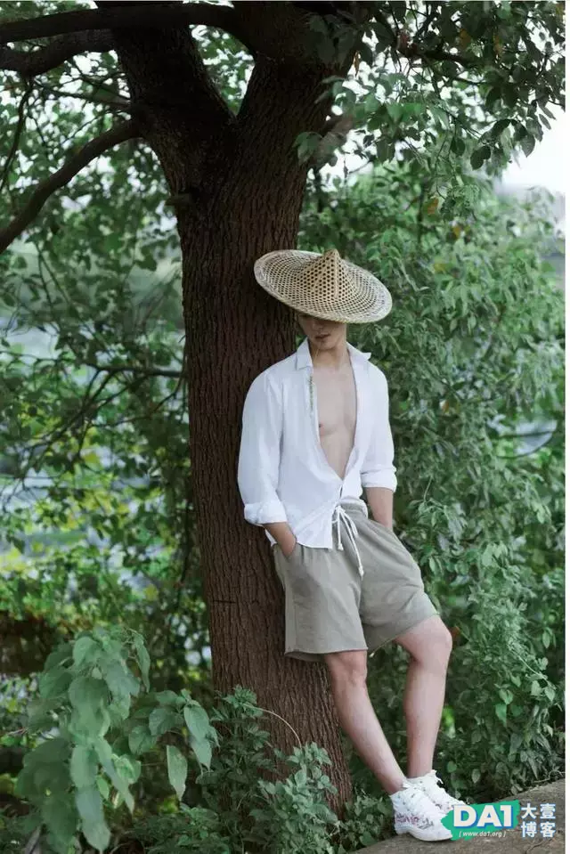 乡间白衣肌肉少年,这身材有点上头哦 乡间白衣肌肉少年,这身材有点上头哦