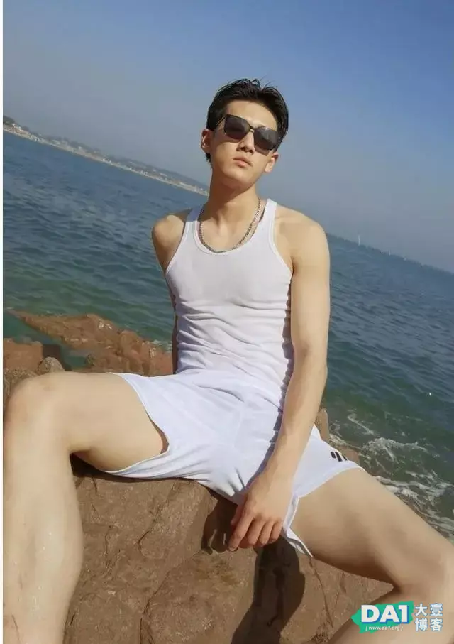 海边的白背心鲜肉帅哥,这腹肌有点养眼哦 海边的白背心鲜肉帅哥,这腹肌有点养眼哦