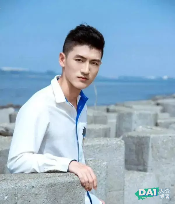白衬衫鲜肉帅哥,鼻子有点大哦 白衬衫鲜肉帅哥,鼻子有点大哦