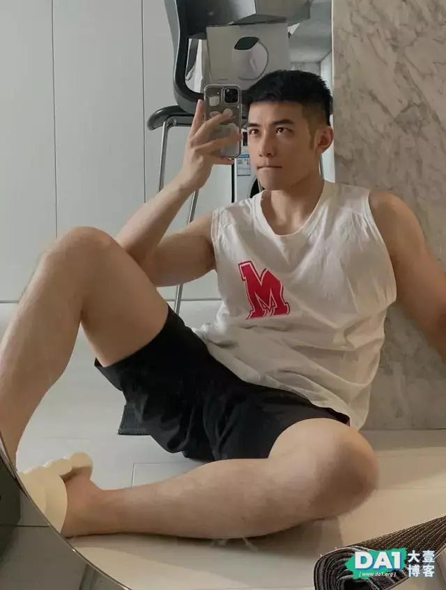 这枚爱自拍的肌肉帅哥有点上头哦 这枚爱自拍的肌肉帅哥有点上头哦