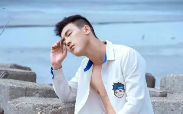 白衬衫鲜肉帅哥,鼻子有点大哦 白衬衫鲜肉帅哥,鼻子有点大哦