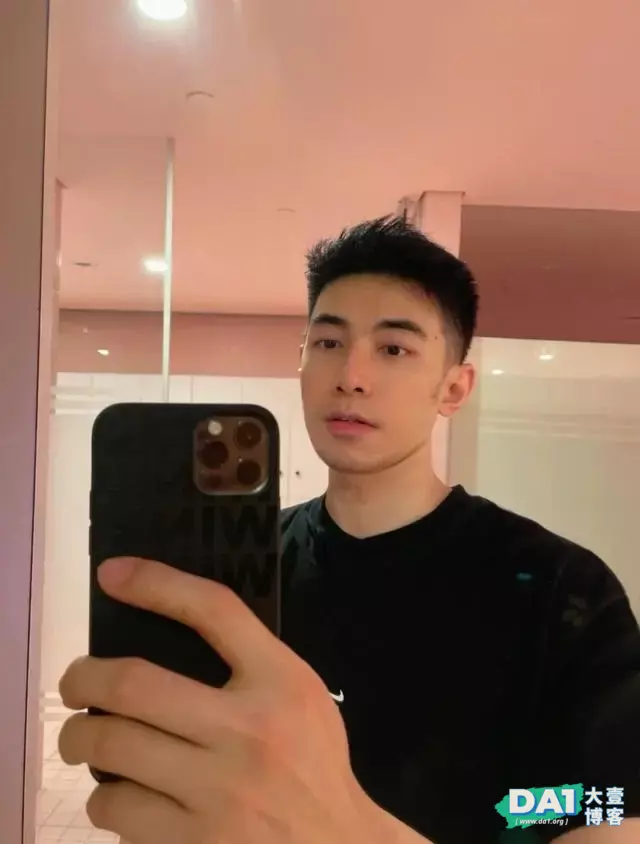 这枚爱自拍的肌肉帅哥有点上头哦 这枚爱自拍的肌肉帅哥有点上头哦