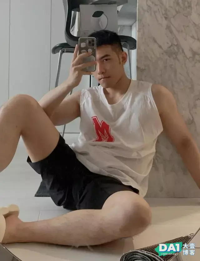 这枚爱自拍的肌肉帅哥有点上头哦 这枚爱自拍的肌肉帅哥有点上头哦