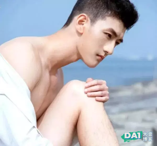 白衬衫鲜肉帅哥,鼻子有点大哦 白衬衫鲜肉帅哥,鼻子有点大哦