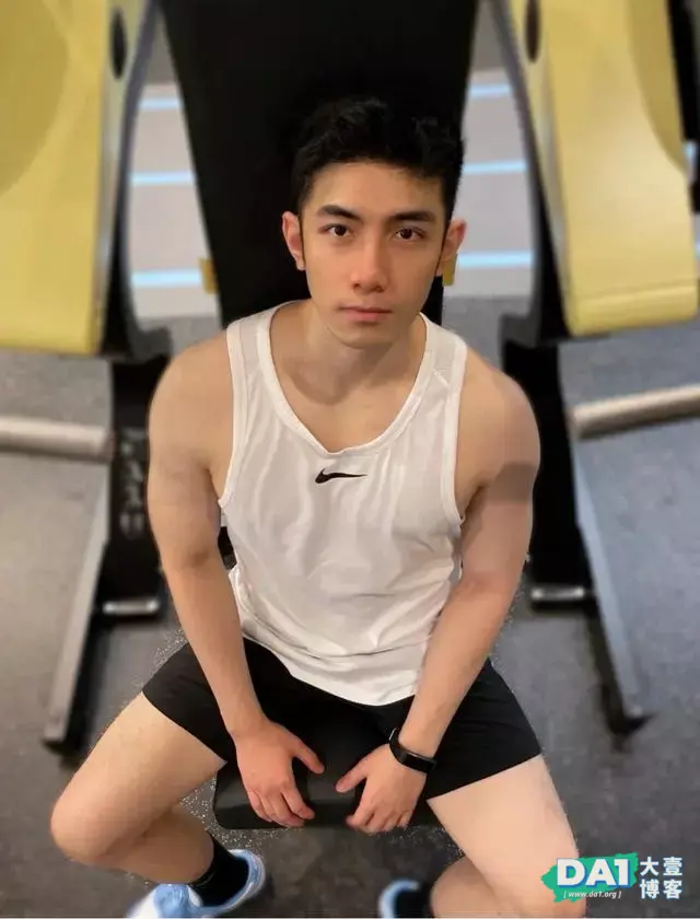 这枚爱自拍的肌肉帅哥有点上头哦 这枚爱自拍的肌肉帅哥有点上头哦