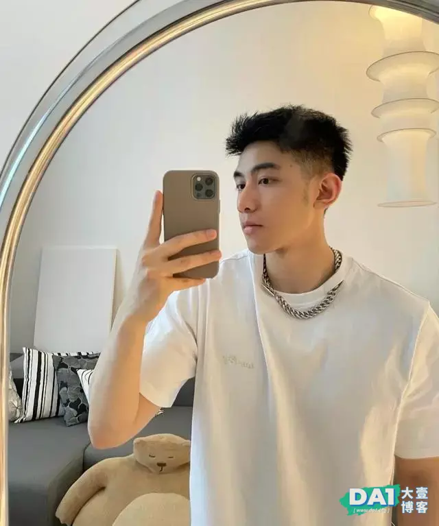 这枚爱自拍的肌肉帅哥有点上头哦 这枚爱自拍的肌肉帅哥有点上头哦