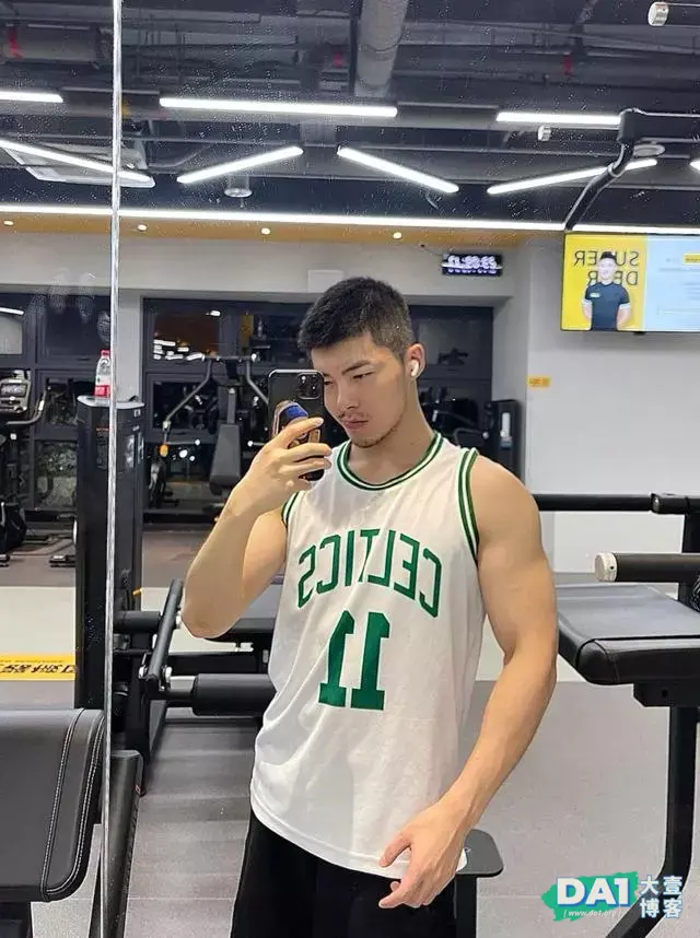 这枚肌肉小狼狗身材有点壮,很养眼哦 这枚肌肉小狼狗身材有点壮,很养眼哦