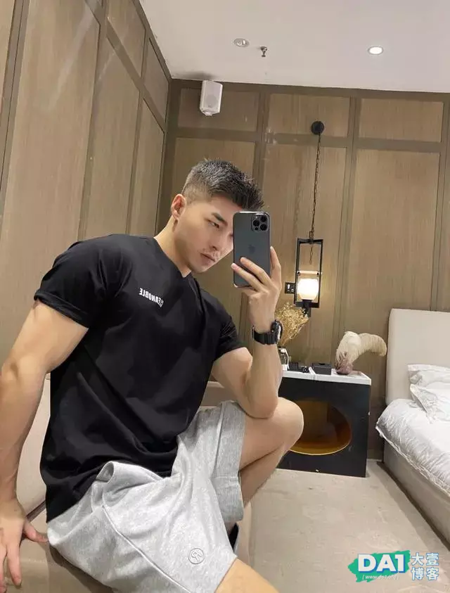 这枚肌肉小狼狗身材有点壮,很养眼哦 这枚肌肉小狼狗身材有点壮,很养眼哦