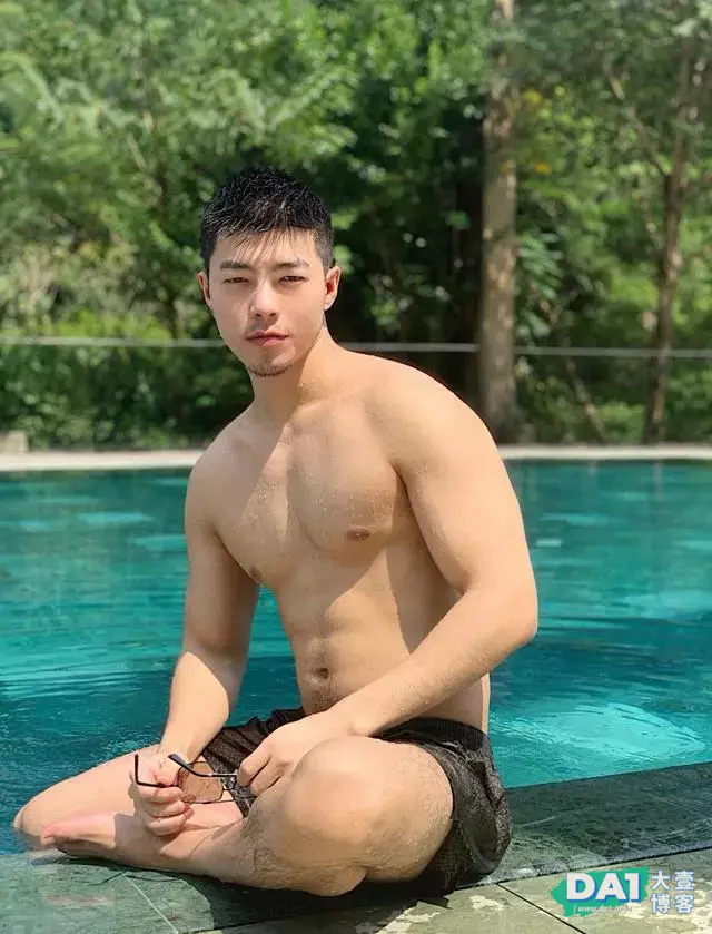 这枚肌肉小狼狗身材有点壮,很养眼哦 这枚肌肉小狼狗身材有点壮,很养眼哦