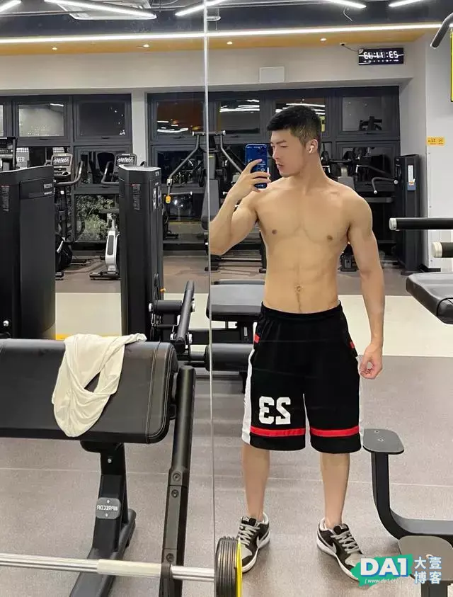 这枚肌肉小狼狗身材有点壮,很养眼哦 这枚肌肉小狼狗身材有点壮,很养眼哦