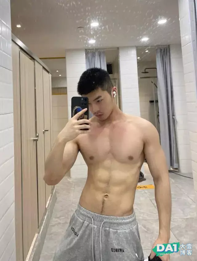 这枚肌肉小狼狗身材有点壮,很养眼哦 这枚肌肉小狼狗身材有点壮,很养眼哦