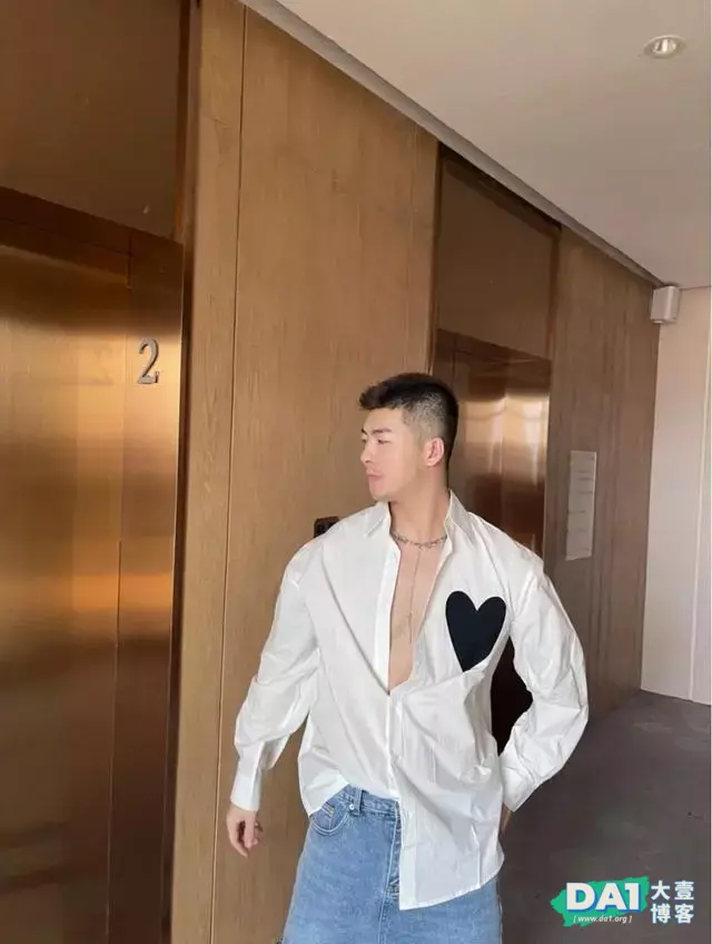 这枚肌肉小狼狗身材有点壮,很养眼哦 这枚肌肉小狼狗身材有点壮,很养眼哦