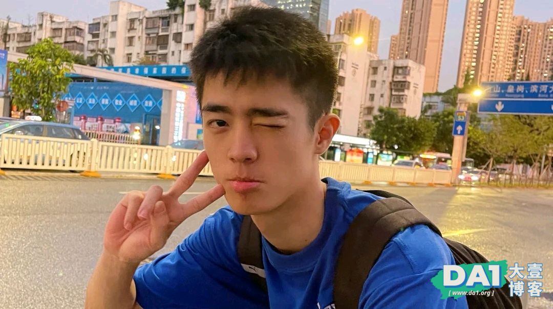 这种骑自行车的高中生也太可爱了吧-大壹博客