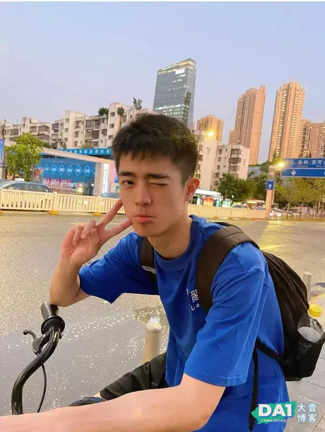 这种骑自行车的高中生也太可爱了吧 这种骑自行车的高中生也太可爱了吧