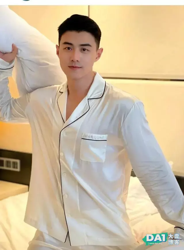 这枚穿着居家服的鲜肉帅哥也太可爱了吧 这枚穿着居家服的鲜肉帅哥也太可爱了吧