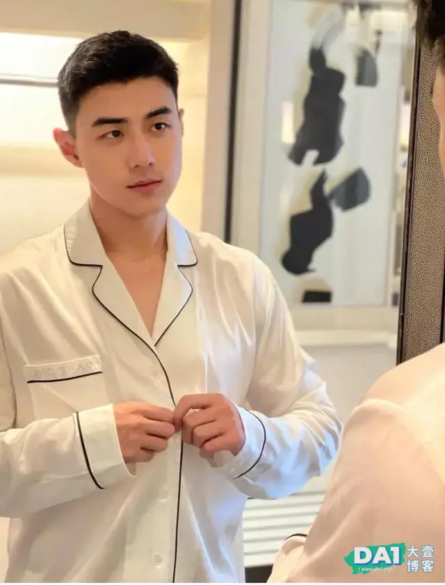 这枚穿着居家服的鲜肉帅哥也太可爱了吧 这枚穿着居家服的鲜肉帅哥也太可爱了吧