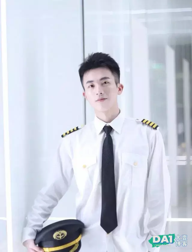 穿着空少制服的鲜肉少年谁能拒绝? 穿着空少制服的鲜肉少年谁能拒绝?