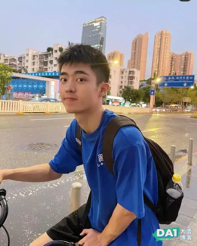 这种骑自行车的高中生也太可爱了吧 这种骑自行车的高中生也太可爱了吧