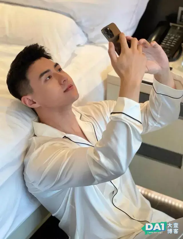 这枚穿着居家服的鲜肉帅哥也太可爱了吧 这枚穿着居家服的鲜肉帅哥也太可爱了吧