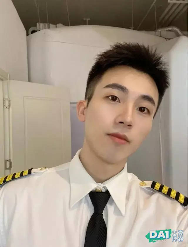 穿着空少制服的鲜肉少年谁能拒绝? 穿着空少制服的鲜肉少年谁能拒绝?