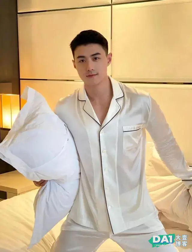 这枚穿着居家服的鲜肉帅哥也太可爱了吧 这枚穿着居家服的鲜肉帅哥也太可爱了吧