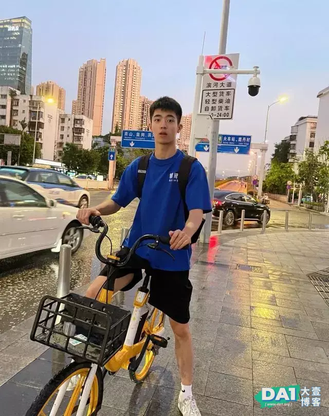 这种骑自行车的高中生也太可爱了吧 这种骑自行车的高中生也太可爱了吧