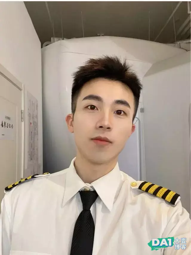 穿着空少制服的鲜肉少年谁能拒绝? 穿着空少制服的鲜肉少年谁能拒绝?