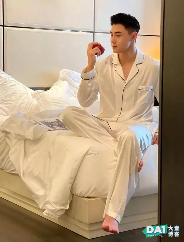 这枚穿着居家服的鲜肉帅哥也太可爱了吧 这枚穿着居家服的鲜肉帅哥也太可爱了吧