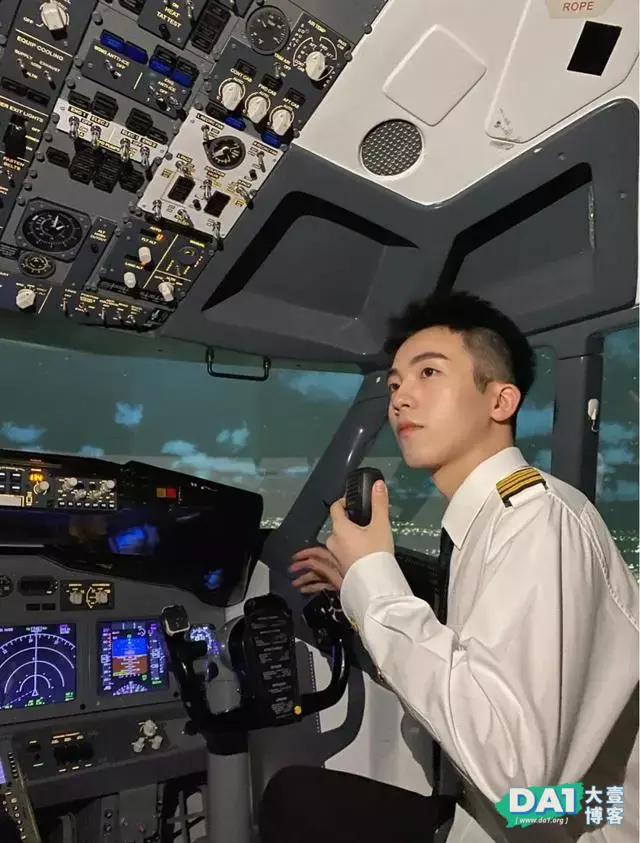 穿着空少制服的鲜肉少年谁能拒绝? 穿着空少制服的鲜肉少年谁能拒绝?