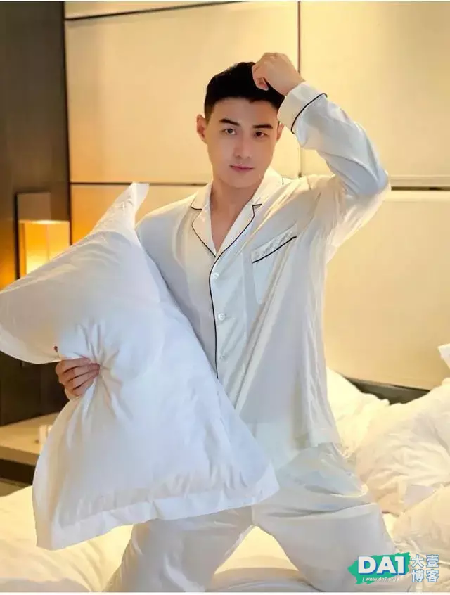 这枚穿着居家服的鲜肉帅哥也太可爱了吧 这枚穿着居家服的鲜肉帅哥也太可爱了吧