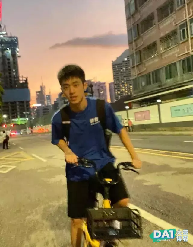 这种骑自行车的高中生也太可爱了吧 这种骑自行车的高中生也太可爱了吧