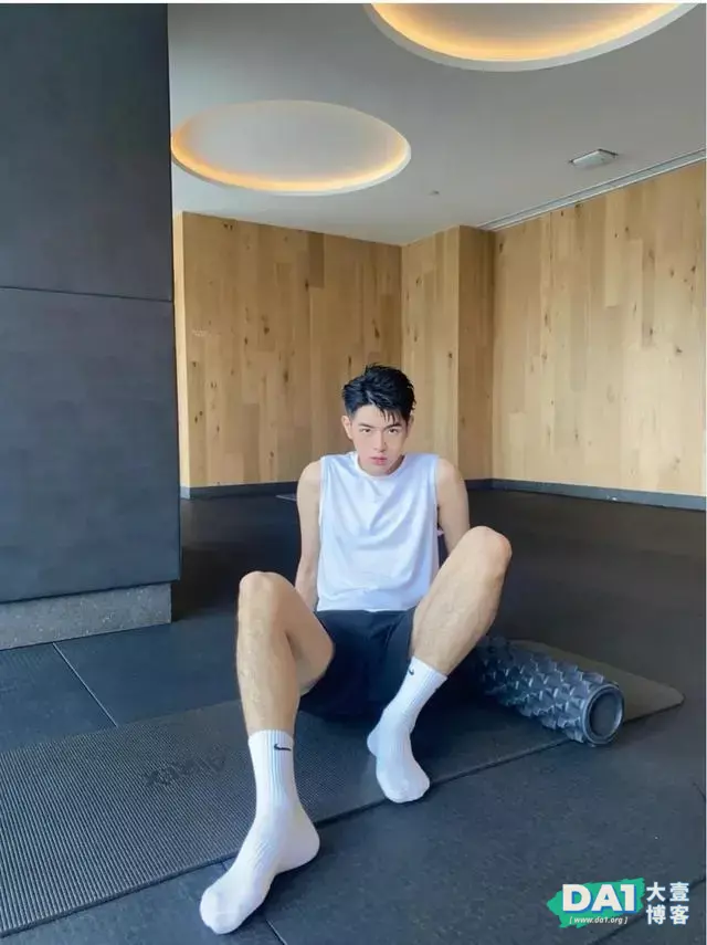 皮肤白皙水嫩的鲜肉帅哥穿着白袜模样很上头哦 皮肤白皙水嫩的鲜肉帅哥穿着白袜模样很上头哦