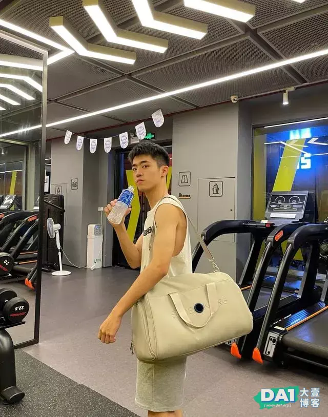 这种骑自行车的高中生也太可爱了吧 这种骑自行车的高中生也太可爱了吧