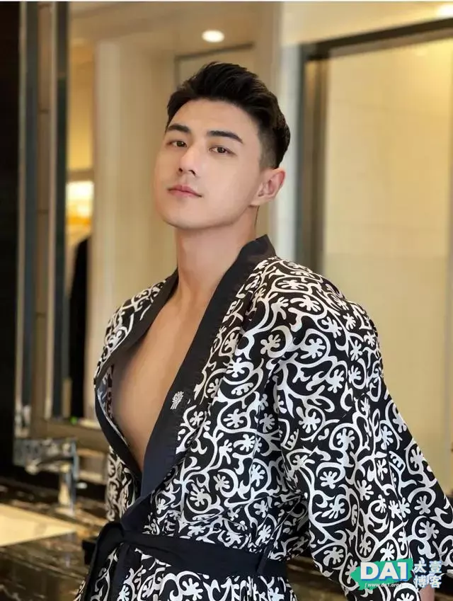 这枚穿着居家服的鲜肉帅哥也太可爱了吧 这枚穿着居家服的鲜肉帅哥也太可爱了吧